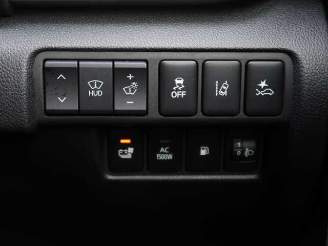 HUD：ヘッドアップディスプレー　横滑り防止装置　レーン逸脱警報　衝突被害軽減ブレーキ・誤発進抑制機能　バッテリー冷却ファン　AC100Vコンセント