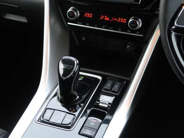 ジョイステックシフト　電動パーキングブレーキ・オートホールドモード　シートヒーター　4WDモード切り替え