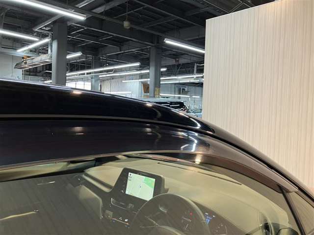 展示車は自社専門工場にて商品化を行っています。外装から内装はもちろん、エンジンルームの隅々までキレイに清掃してます。ぜひ一度ご覧ください。