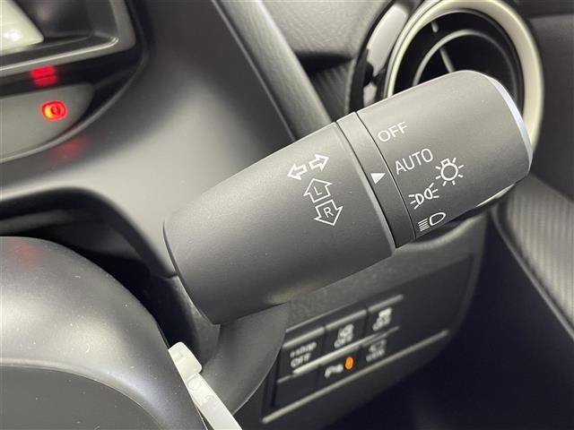 【オートライト（AUTO）】外の明るさをシステムが感知して、自動でヘッドライトが点灯します！ヘッドライトをつけ忘れを防ぐ便利機能です。