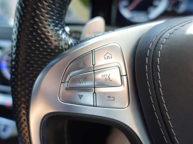 ステアリングスイッチ装着車です。インフォメーションディスプレイから各種設定・オーディオの操作等が可能です。