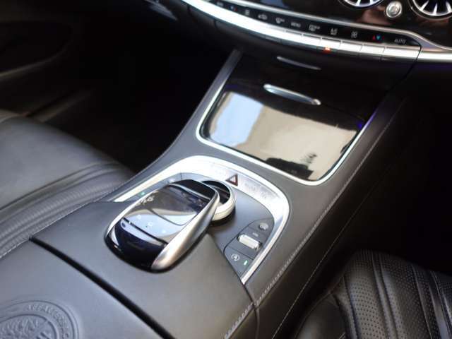 操作ボタンが集約された、シンプルなコンソール周りとなります。