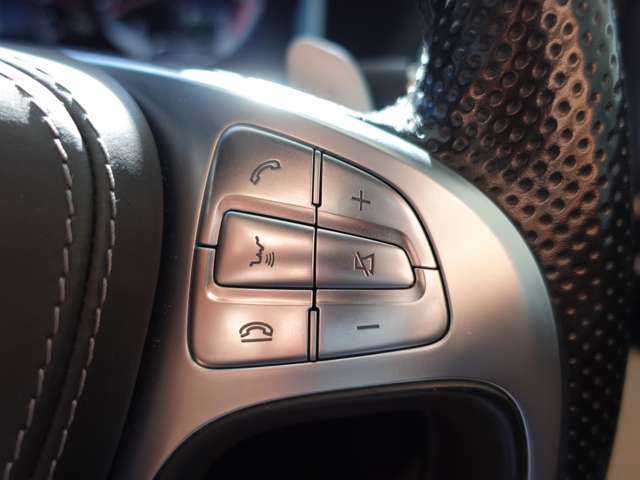 ステアリングスイッチ装着車です。インフォメーションディスプレイから各種設定・オーディオの操作等が可能です。