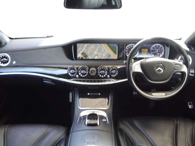 便利なスマートキーシステムを標準装備！バッグの中から鍵を探さなくても、ドアロックの開け閉めやエンジン始動が可能です！