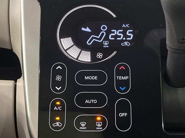 【オートエアコン】一度お好みの温度に設定すれば、車内の温度を検知し風量や温度を自動で調整。暑い…寒い…と何度もスイッチ操作をする必要はありません。快適な車内空間には必須の機能ですね♪