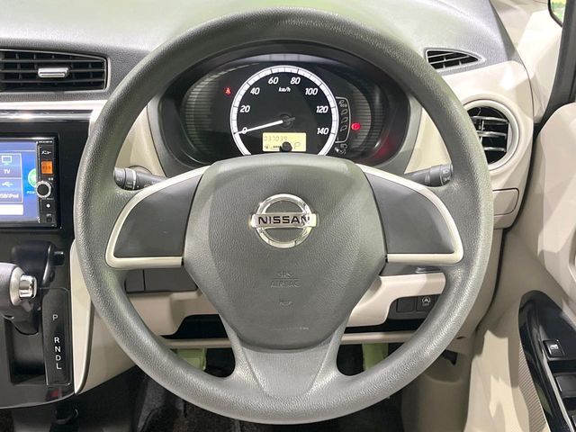 インテリアに合わせたデザインのステアリングは、運転される方のことも考え、運転しやすい形状、大きさです。是非一度、実際に触ってお確かめください。
