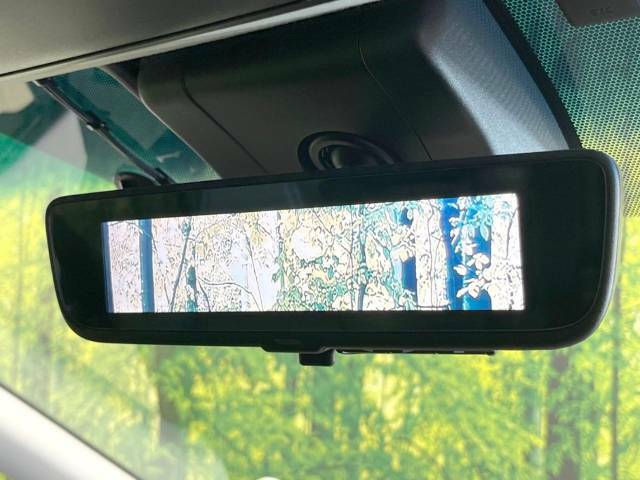 【デジタルインナーミラー】後席の大きな荷物や同乗者で後方が確認しづらい時でも安心！カメラが撮影した車両後方の映像をルームミラー内に表示。クリアな視界で状況の確認が可能です！