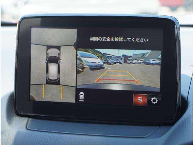 【360°ビュー・モニター】クルマを真上から見たような俯瞰（ふかん）映像や助手席側のサイド映像など、視点を切り替えて表示。さまざまなアングルで視界をサポートします。