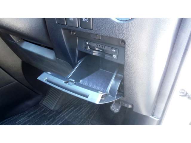 運転席ハンドル右下に収納されています。