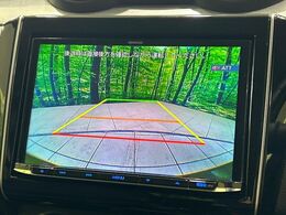 【バックカメラ】駐車時に後方がリアルタイム映像で確認できます。大型商業施設や立体駐車場での駐車時や、夜間のバック時に大活躍！運転スキルに関わらず、今や必須となった装備のひとつです！