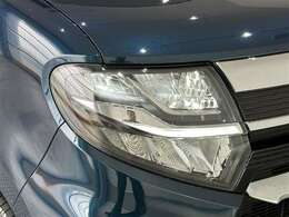 LEDヘッドライトです。デザイン性がよくとても明るいので、夜間の走行や悪天候でも安心です。しかも長寿命！