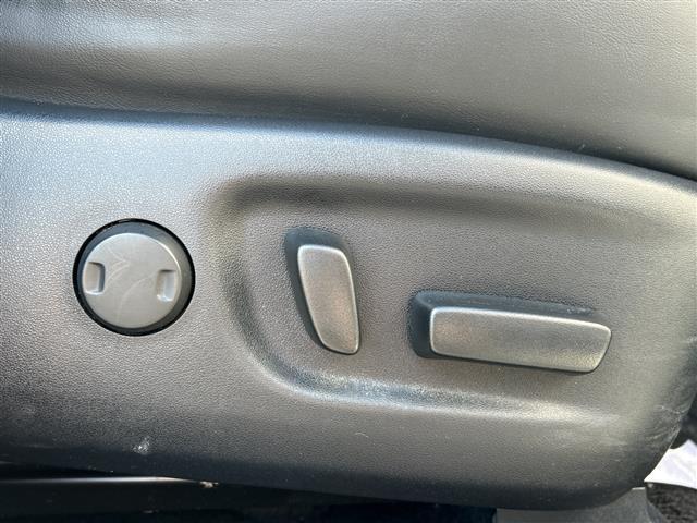 【運転席】座り心地が良いシートなので長時間の運転でも快適にお過ごしいただけます。新品のフロアマットのご注文も可能です。掲載箇所以外にご希望の写真がございましたらお気軽にお問い合わせ下さい。