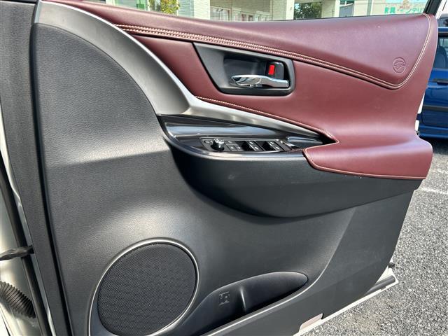 窓はボタンひとつで楽々開閉♪