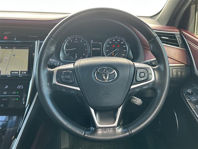 【ステアリング】軽い力で扱いやすいハンドルです。目立つ傷やスレなどなく綺麗な状態です！除菌プランいれていただくとさらに快適に！清潔なお車はお子様にも安心ですね！