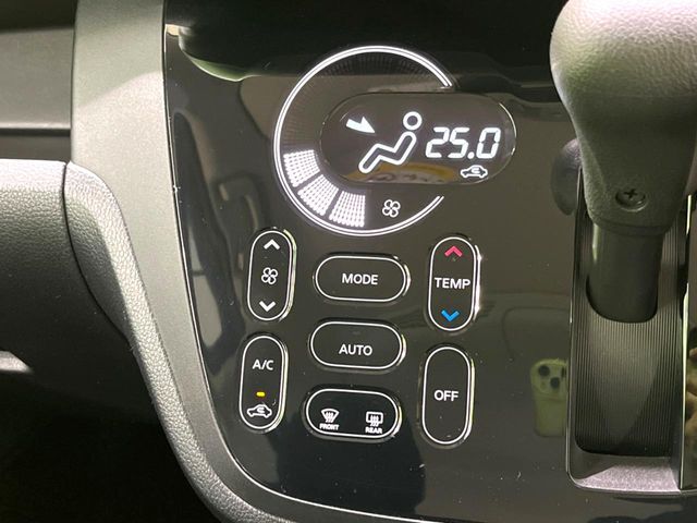 【オートエアコン】一度お好みの温度に設定すれば、車内の温度を検知し風量や温度を自動で調整。暑い…寒い…と何度もスイッチ操作をする必要はありません。快適な車内空間には必須の機能ですね♪