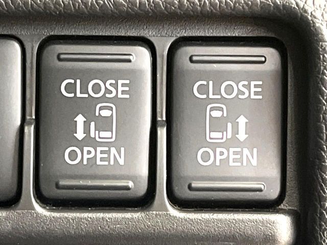 【両側パワースライドドア】スマートキーや運転席のスイッチで後席両側スライドドアの開閉が可能♪電動だから力を入れてドアを開ける必要が無く、小さなお子様でも簡単に開け閉めでき快適です♪