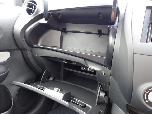 運転席も大きな擦れもなく状態良好です。