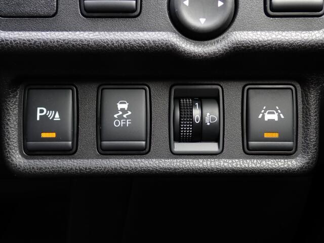 後部座席背もたれは分離しているので、別々に倒す事が可能です♪荷物の量に応じてアレンジ出来るので、嬉しいですね！