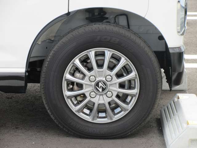 現在は12インチの社外ホイールを装着しております。当店ではMID WHEELSの取扱店となっておりますのでオシャレで個性的なホイールに交換して納車させて頂くことが可能です。詳しくはスタッフまでお問い合わせ下さい。