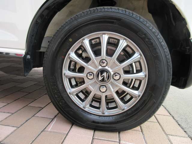 現在は12インチの社外ホイールを装着しております。当店ではMID WHEELSの取扱店となっておりますのでオシャレで個性的なホイールに交換して納車させて頂くことが可能です。詳しくはスタッフまでお問い合わせ下さい。
