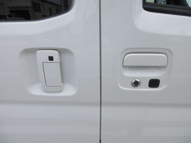 お車全体のドアロックやスライドドアの開閉が可能なドアハンドルリモコン付きです。