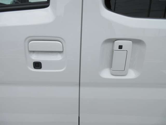お車全体のドアロックやスライドドアの開閉が可能なドアハンドルリモコン付きです。