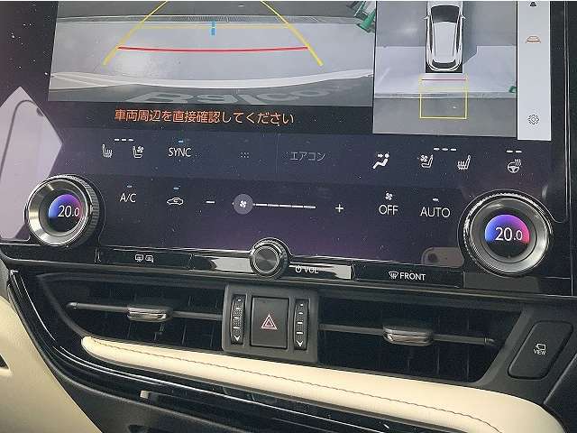 ■前席左右独立調整機能付きオートエアコン/各々の席で温度調整ができますので、各自に合った温度を設定できます！