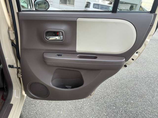 軽い力で、窓を開けたり閉めたりすることができます！掲載箇所以外にご希望の写真がございましたら、お気軽にお問い合わせ下さい！メールや郵送でお送りさせていただきます。