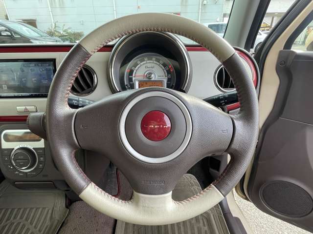 軽い力で扱いやすいハンドルです。目立つ傷やスレなどなく綺麗な状態です！除菌プランいれていただくとさらに快適に！清潔なお車はお子様にも安心ですね！