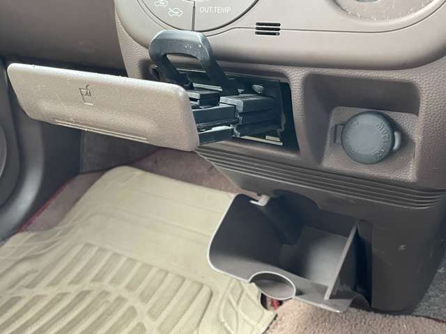 長時間のドライブを快適に過ごすために、必須の車内アイテムですね。