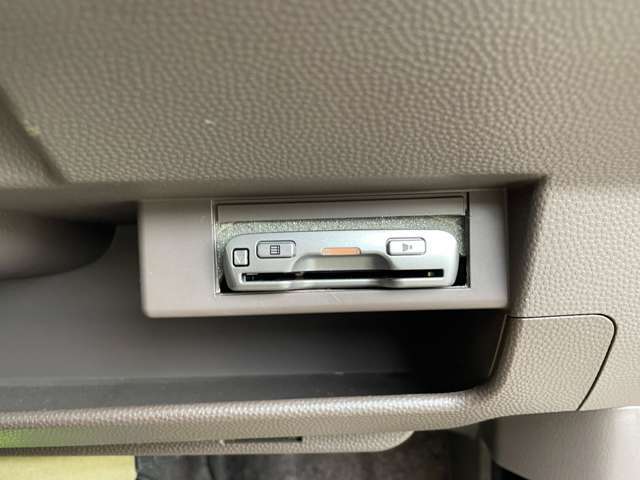 有料道路を利用する際に料金所で停止することなく通過できる、ETC車載器（ノンストップ自動料金収受システム機器）が装備されています。セットアップを行うことで利用可能になります