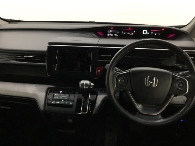 車内はチタニア抗菌防臭施工済です。インパネ周りはスタイリッシュなデザインで機能や装備も充実しています。グローブボックスやカップホルダーのほかにトレーなどたくさんの収納スペースが付いています。