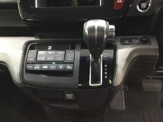 CVT車のセレクトレバーです。低速から高速まで、変速ショックのないスムーズな走りを実現するとともに、エンジン効率のよい領域を維持することで燃費にも貢献します。