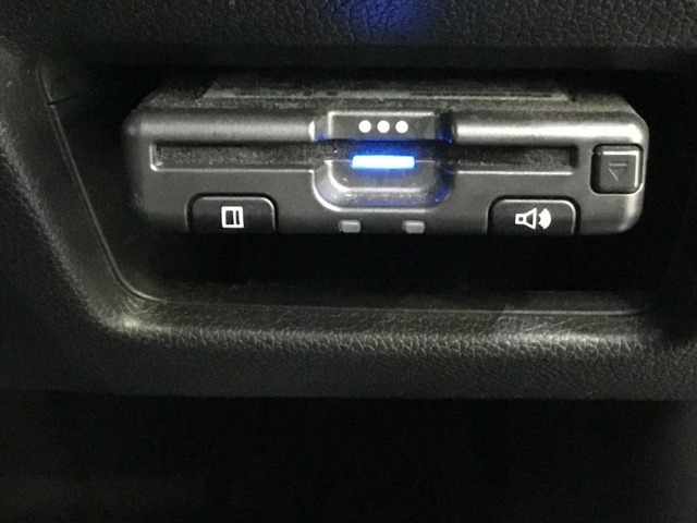 ハンドルの右下にETCがついています。高速道路の料金所の通過も楽々です！。カードの取り出しもしやすい場所についています。