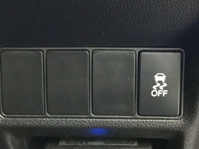 VSA装備車です。VSAはドライバーの操作と車の動きを見守っています。もし車の挙動が乱れたとき、4輪別々にブレーキをかけたり、エンジンパワーをしぼることによって車を安定させます。