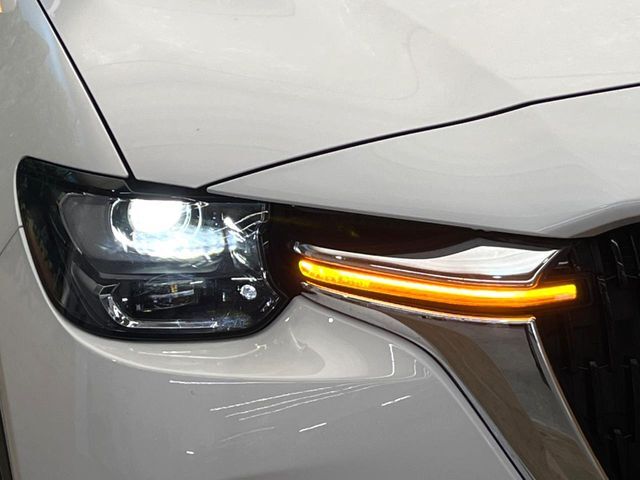 【LEDヘッドライト】悪天候や夜間走行時も良好な視界を確保し安心して運転できる高輝度LEDヘッドライトを装備！点灯速度が早く、消費電力も抑えられています。