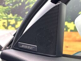 【BOSEサウンドシステム】メーカーオプションの高品位サウンドシステムを搭載。専用のチューニングが施された大小様々なスピーカーから良質なサウンドが奏でられ、臨場感あふれる音響空間を演出します。