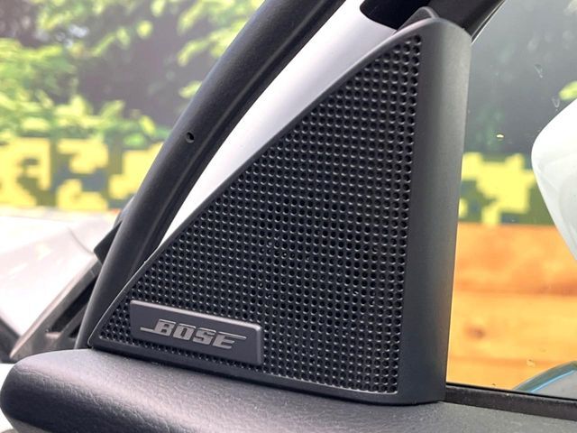 【BOSEサウンドシステム】メーカーオプションの高品位サウンドシステムを搭載。専用のチューニングが施された大小様々なスピーカーから良質なサウンドが奏でられ、臨場感あふれる音響空間を演出します。
