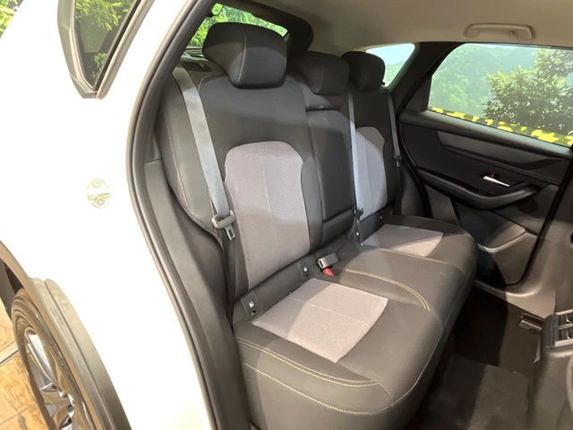後部座席も気になるようなキズ・汚れやへたり等、大きなダメージはなく、良好な状態です。