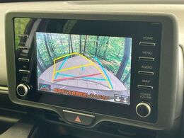【バックカメラ】駐車時に後方がリアルタイム映像で確認できます。大型商業施設や立体駐車場での駐車時や、夜間のバック時に大活躍！運転スキルに関わらず、今や必須となった装備のひとつです！