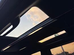 【　ガラスルーフ　】室内に解放感がでて明るくなる為運転する時の気持ちをより一層高めてくれます。夜は全開にして星を眺めるなんてしたらロマンチックですね♪