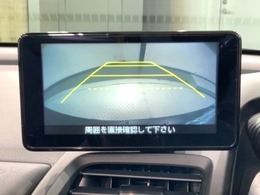 リバースギアに入れるだけで後方の表示へ切り替わります。夜間や雨の日の駐車も楽になりますよ。