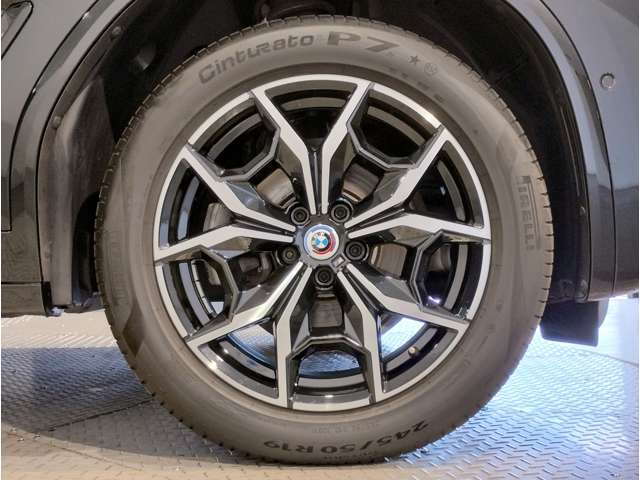 【BMWアロイホイル】軽量かつ強度に拘ったアロイホイル。走行性能ポテンシャルを引き出す設計。車の足元を引き締めてくれる大きなポイントはアロイホイルです。