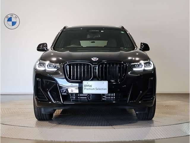 【キドニーグリル】BMWは約90年もの間、ほぼ全ての車両にひと目でBMWだと分かるこの特徴的なフロントグリルが備えられ、デザイン・アイコンとして親しまれてきました。
