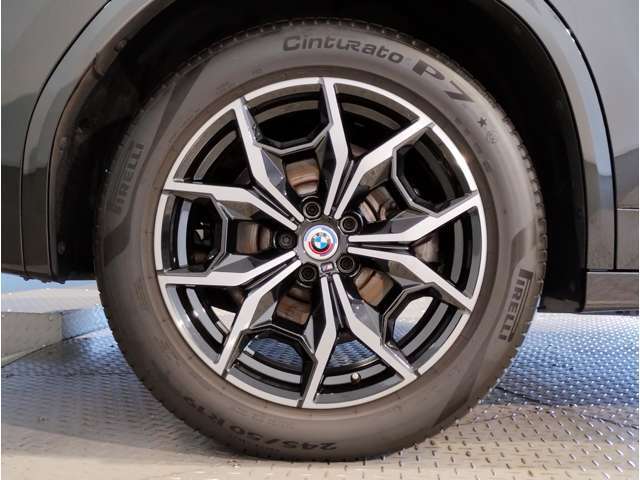 【BMWアロイホイル】軽量かつ強度に拘ったアロイホイル。走行性能ポテンシャルを引き出す設計。車の足元を引き締めてくれる大きなポイントはアロイホイルです。