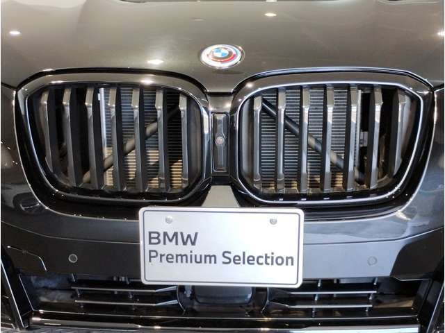 【キドニーグリル】BMWは約90年もの間、ほぼ全ての車両にひと目でBMWだと分かるこの特徴的なフロントグリルが備えられ、デザイン・アイコンとして親しまれてきました。