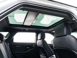 フルガラスパノラミックルーフ。車内に気持ちいい自然光が差し込み、頭上に広がる風景をお楽しみいただけます。快適な車内温度を維持し日差しから乗員とインテリアを守るダークカラーのガラス。電動ブラインド付き！