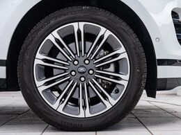 OPの20インチ5スプリットスポークホイール装備！力強さと重厚感を感じさせる太めのスポーク、車体全体のバランスを考慮した洗練されたデザイン性でイヴォークの魅力を際立たせます！