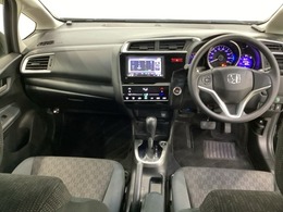 車内は光触媒抗菌消臭施工済です。スタイリッシュなデザインでスポーティなインパネ周りを演出します。グローブボックスやカップホルダーのほかにトレーなどたくさんの収納スペースが付いています。