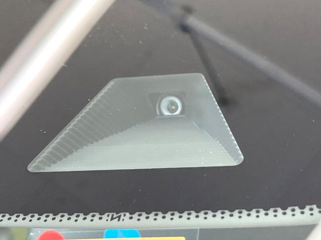 【ホンダセンシング】走行中に前方の車両等を認識し、衝突しそうな時は警報とブレーキで衝突回避と被害軽減をアシスト。より安全にドライブをお楽しみいただけます。